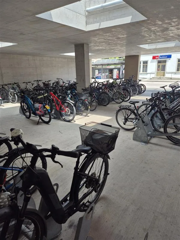 Die Velogarage verfügt über zwei separate Zugänge. Am Bahnhof Bubikon gibt es Veloabstellplätze.